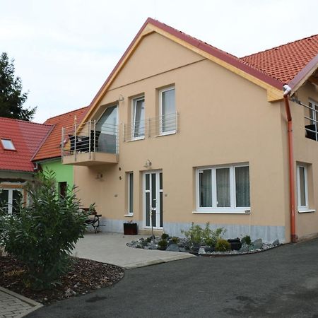 Penzion Kotvas Milovice  Luaran gambar