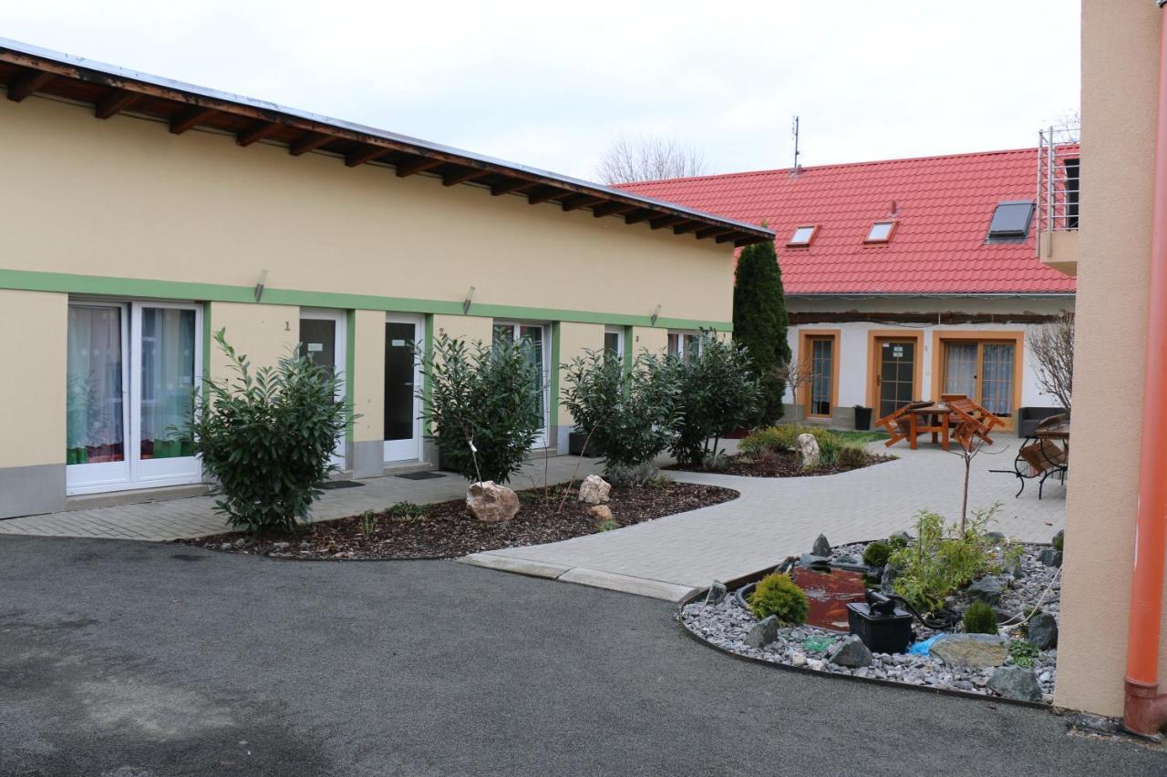 Penzion Kotvas Milovice  Luaran gambar