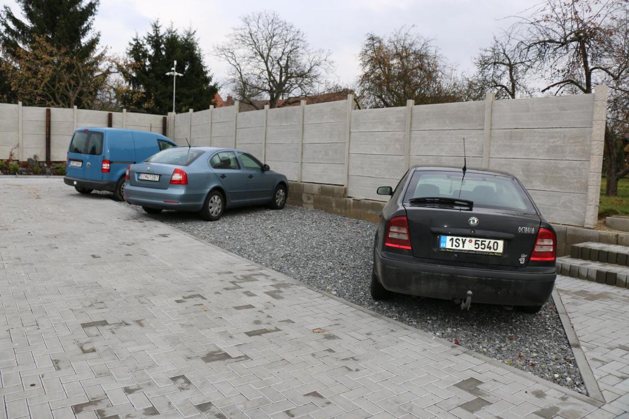 Penzion Kotvas Milovice  Luaran gambar