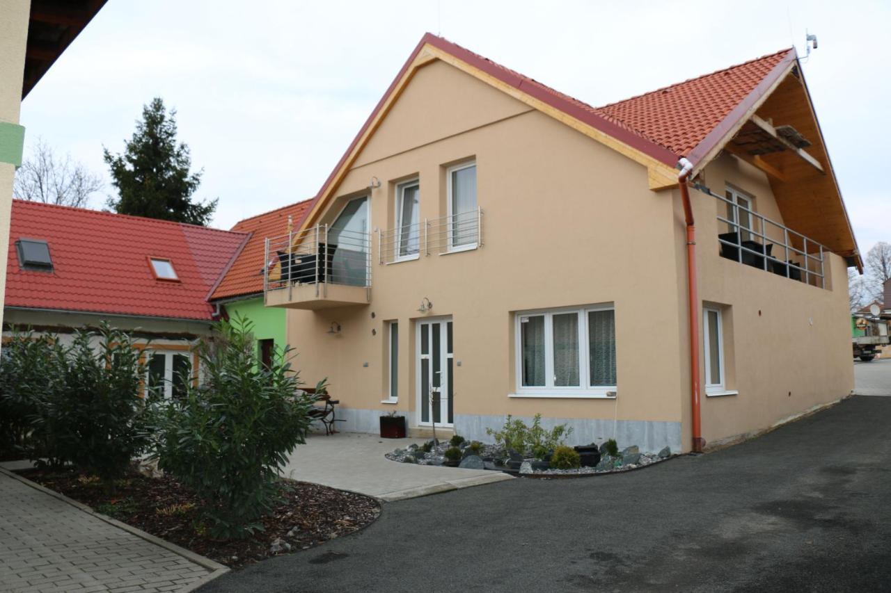 Penzion Kotvas Milovice  Luaran gambar